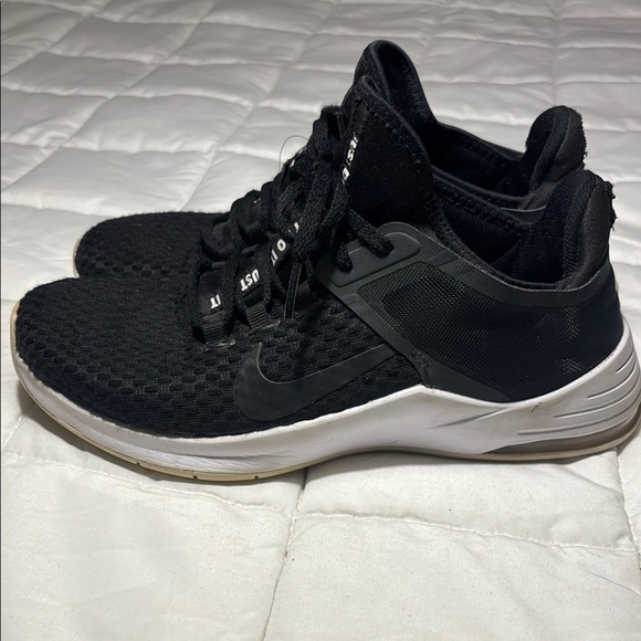 Nike Black and White Athletic Shoes - Picture 3 of 7